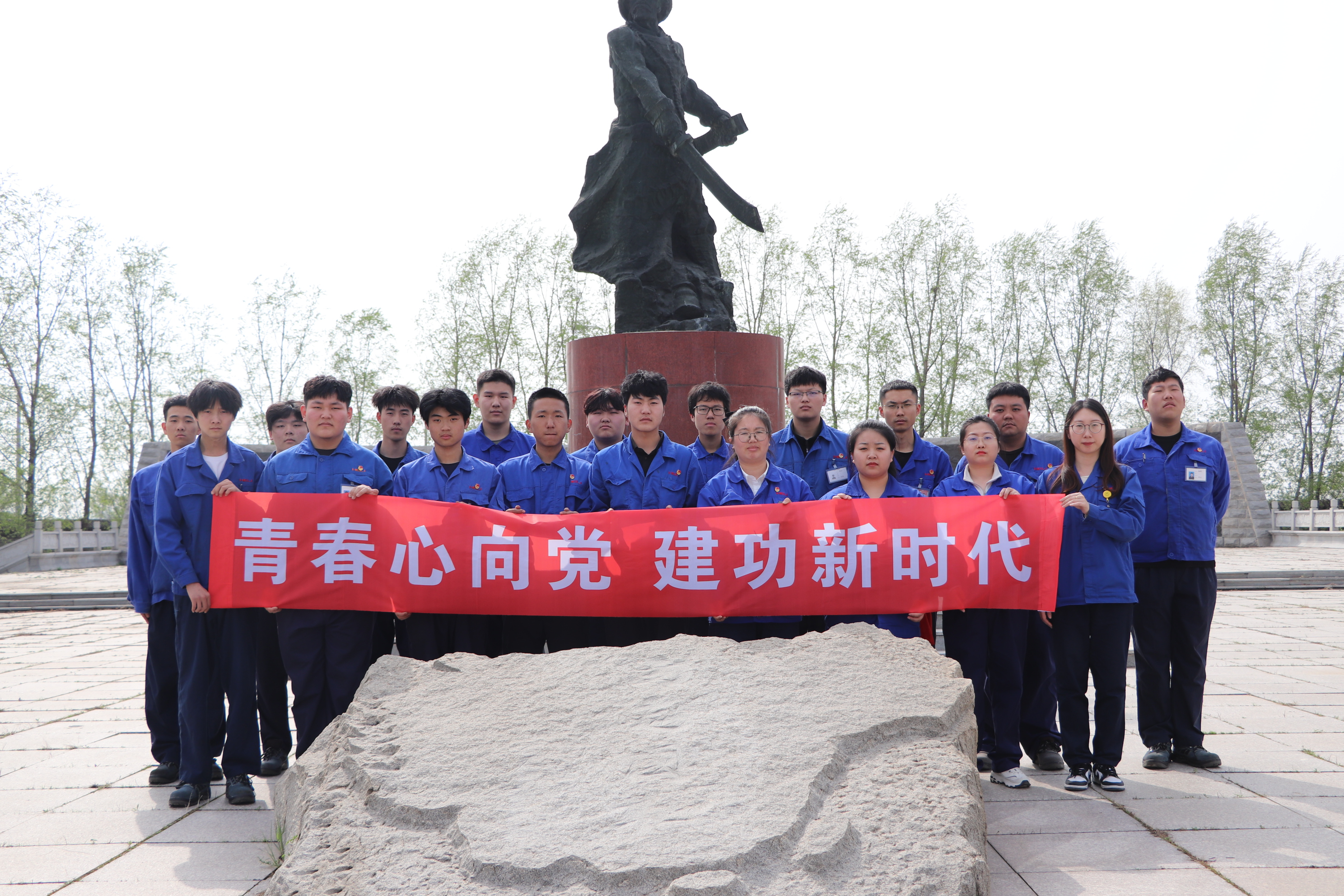 盘锦尊龙凯时人生就是搏团员青年代表集体合影.jpg