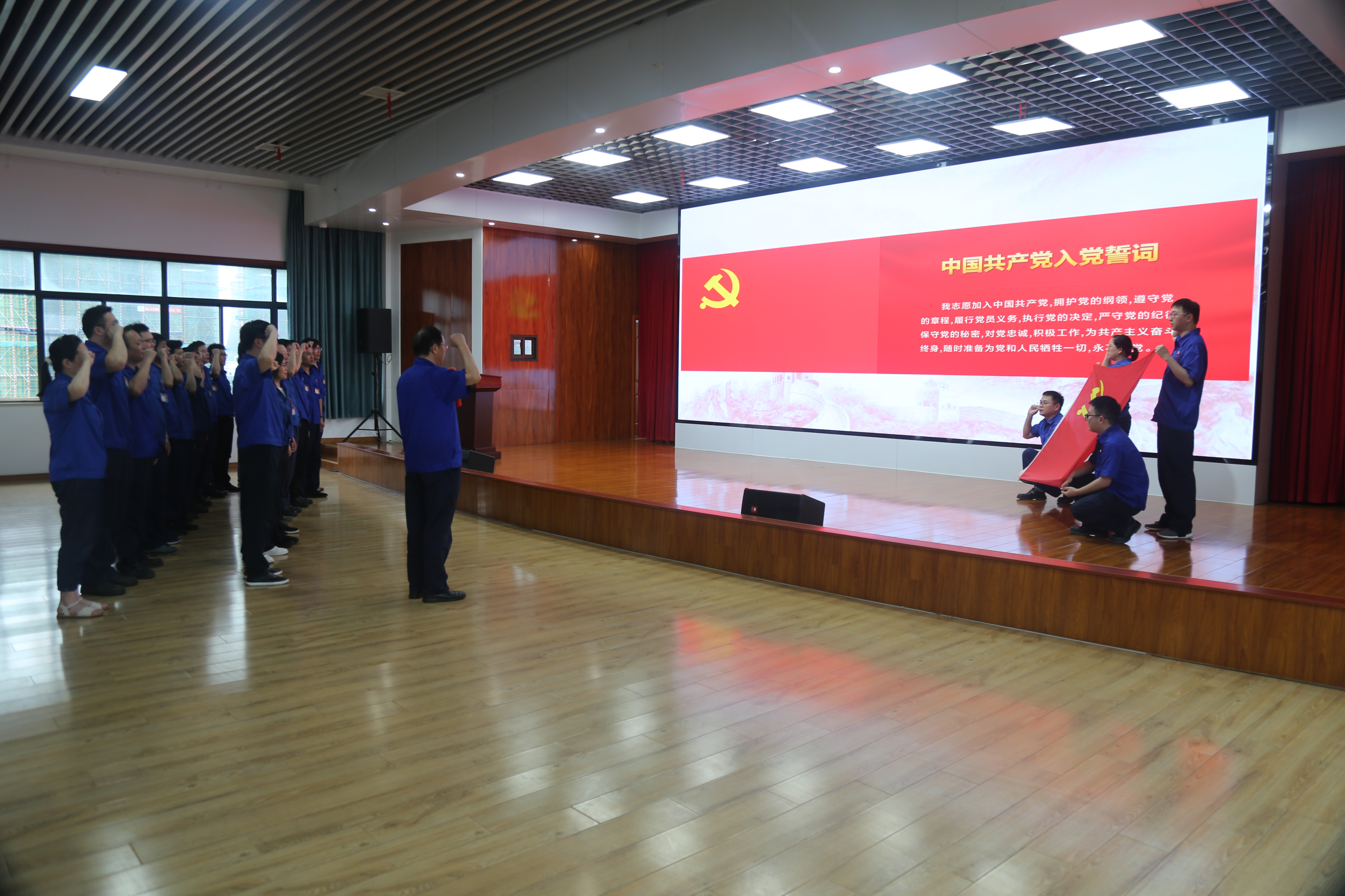 与会党员在吴海曙带领下重温入党誓词.JPG 与会党员在吴海曙带领下重温入党誓词.JPG